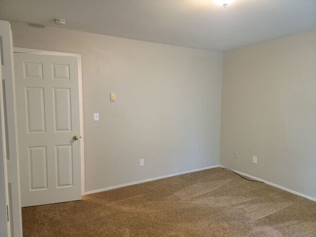 Building Photo - Charming unit in a quiet neighborhood
