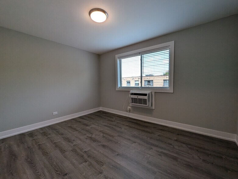 Building Photo - 542 W Surf St