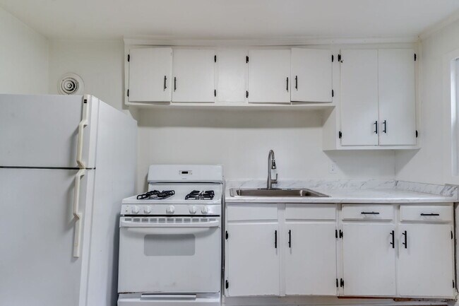 Building Photo - 4309 E Lincoln St