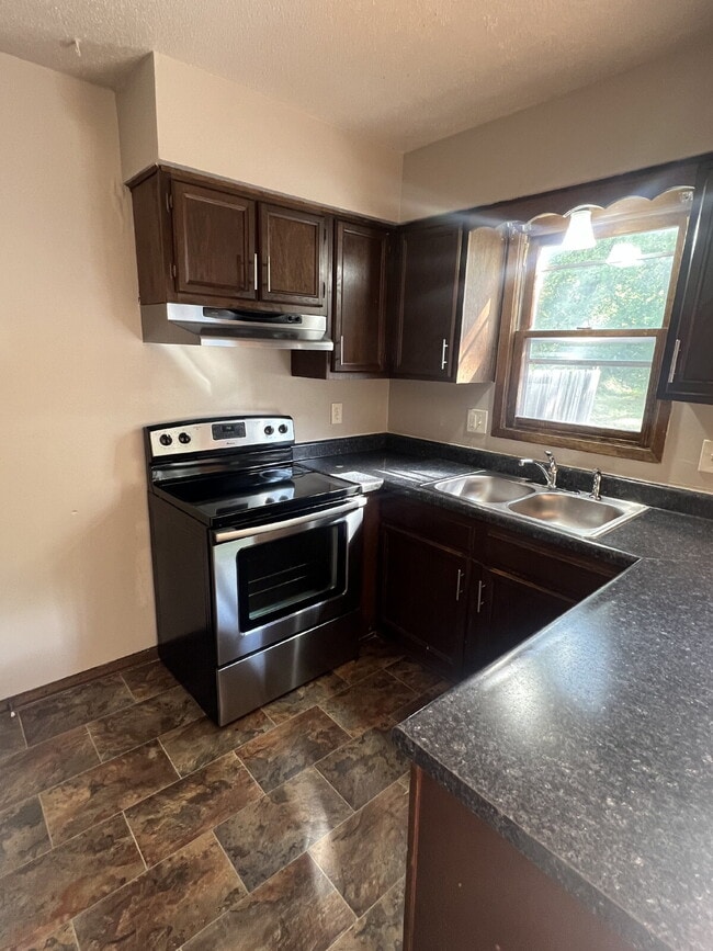 Building Photo - 2 Bedroom Duplex on South Side of Des Moin...
