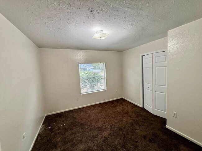 Building Photo - Spacious 3-Bed, 2-Bath Home with Private Yard in NW Gainesville