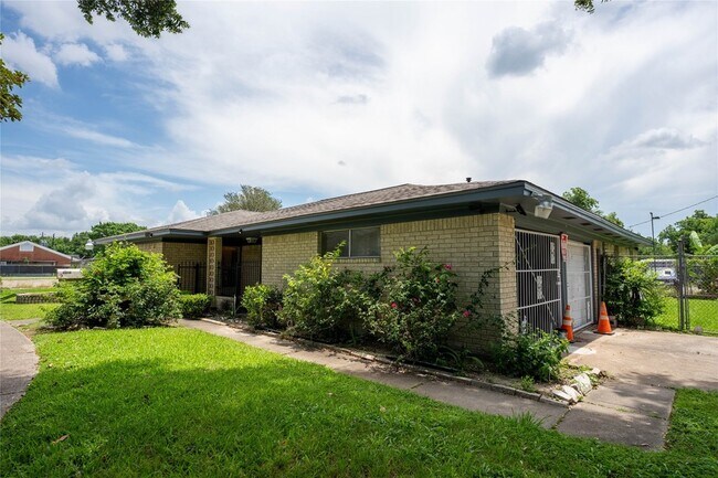 Building Photo - 4402 Balkin St