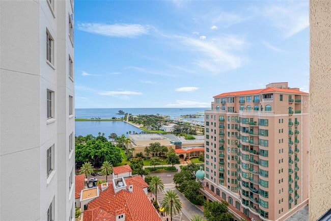Building Photo - 300 Beach Dr NE