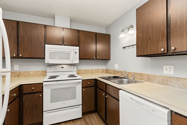 Building Photo - $250 OFF FIRST MONTHS RENT: 2 Bedroom, 1 Bathroom Apartment, trash, water, and hot water heat inc...