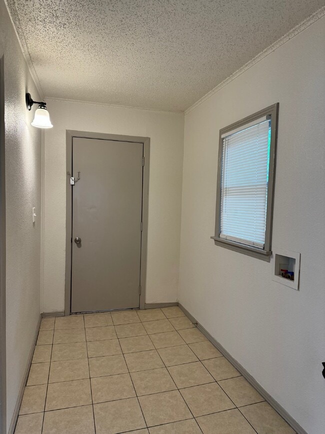 Building Photo - "Charming 2-Bedroom Home – Cozy and Comfortable 759 Sq Ft Living!"