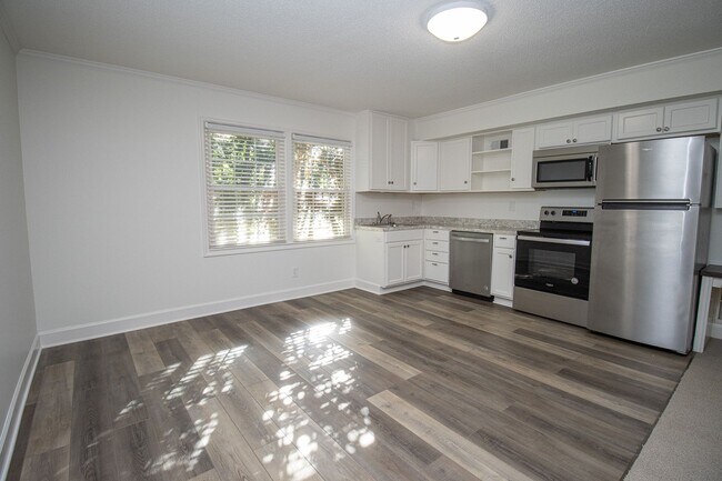 Building Photo - Renovated 5BR Home Minutes from Downtown Columbia | Two Full Kitchens + Fenced Yard ~ Available M...