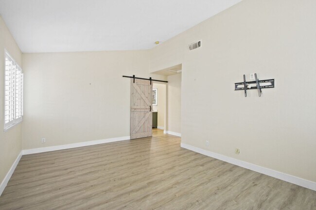Building Photo - Gorgeous Costa Mesa Home in Gated Community!