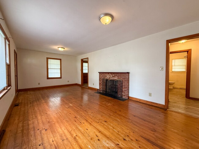 Building Photo - 325 4th St