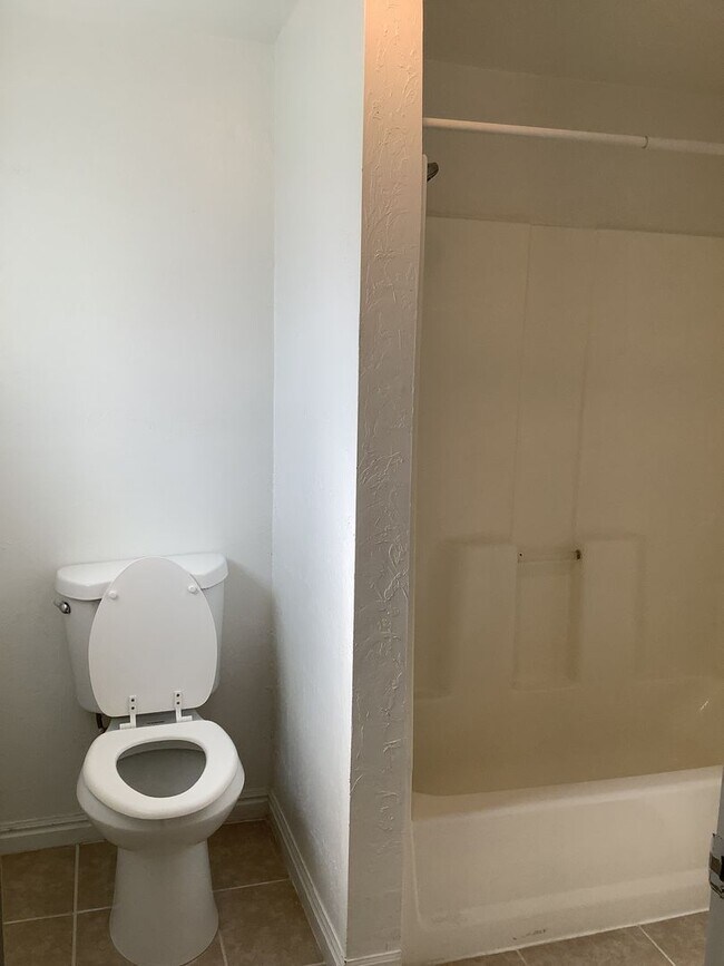 Building Photo - Spacious and bright 3-bedroom, 2-bathroom ...