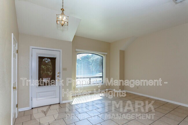 Building Photo - 800 Silver Creek Dr