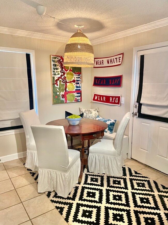 Building Photo - 2 Bedroom, 2.5 Bath, Fully Furnished Walking Distance to Campus