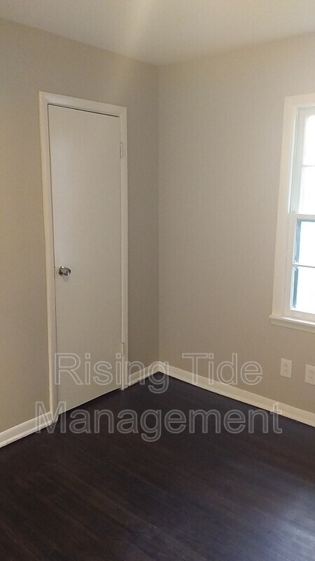 Building Photo - 1854 Edgehill Dr