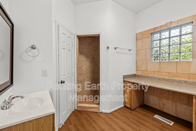 Building Photo - 609 34th St S