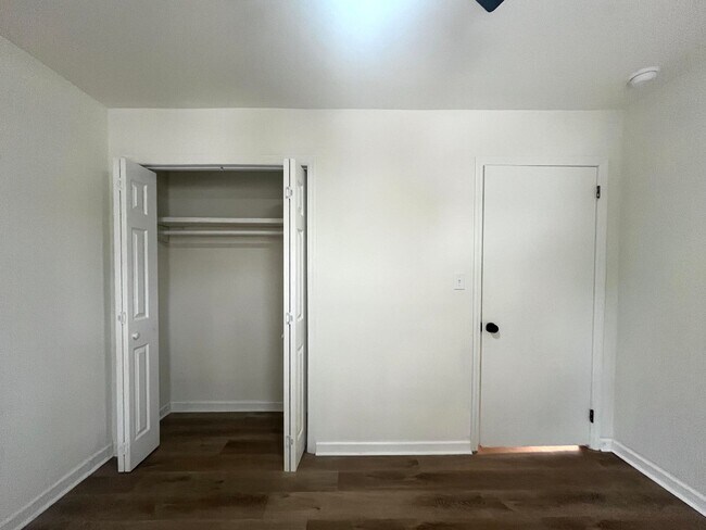 Building Photo - Newly renovated!