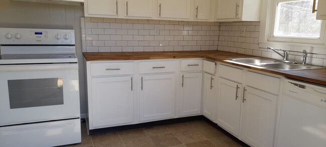 Building Photo - 2 Bedroom 1 bath bungalow in Red Bank TN