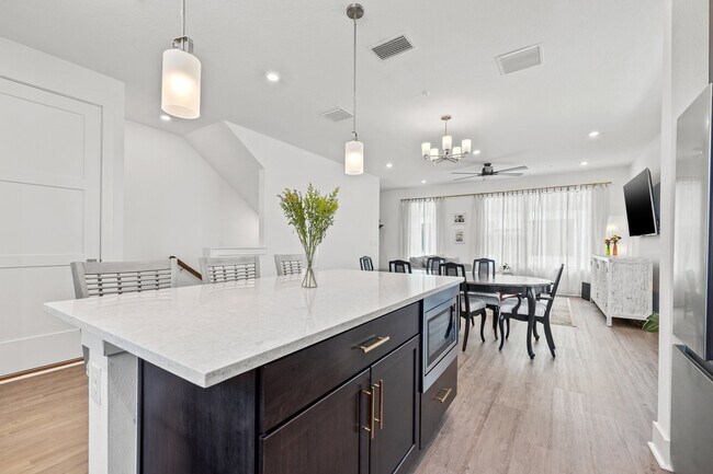 Building Photo - 320 15th St N