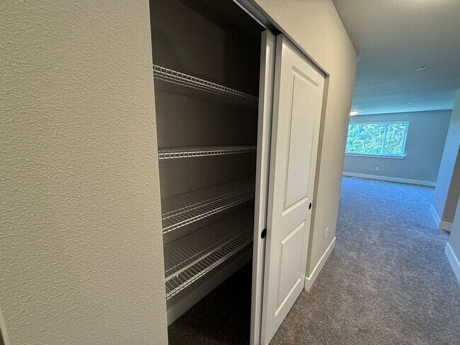 Building Photo - Spacious home in Bremerton.  Apply today t...