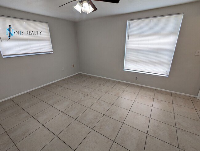 Building Photo - Fresh paint throughout this 3/2/1 1400 Sq....