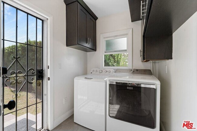 Building Photo - 5245 S San Vicente Blvd