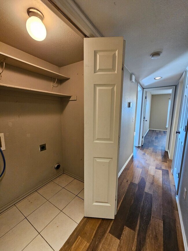 Building Photo - (3) Bed or (2)Bed + Bonus Room/(2.5) Bath in Moore Avail NOW! Pets Negotiable!