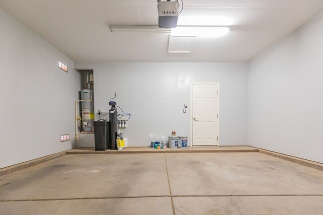 Building Photo - Inviting 4 Bed 2 Bath Home - Solar Panels & In The Golf Course Area!