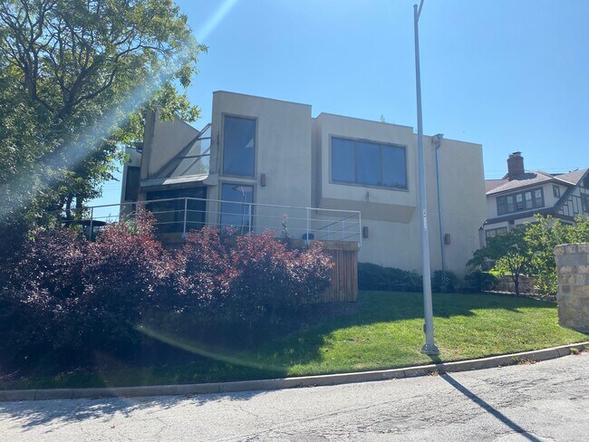 Building Photo - 5000 Wornall Rd
