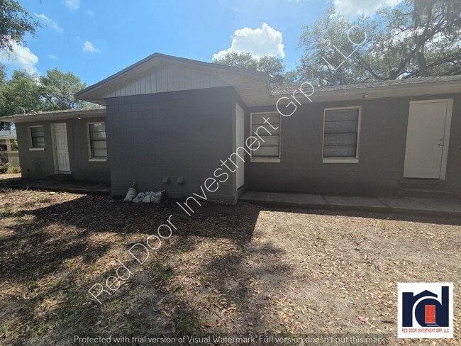 Building Photo - Spacious 3/1 Duplex with Laundry Room