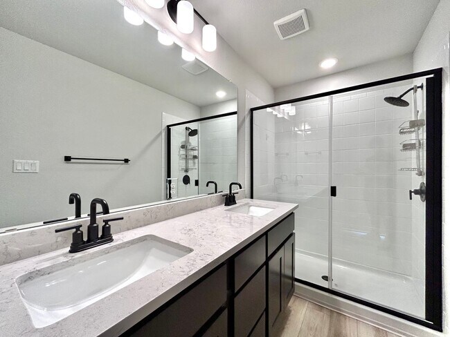 Building Photo - Spacious 3/BR 2.5/BA Home with Modern Fini...
