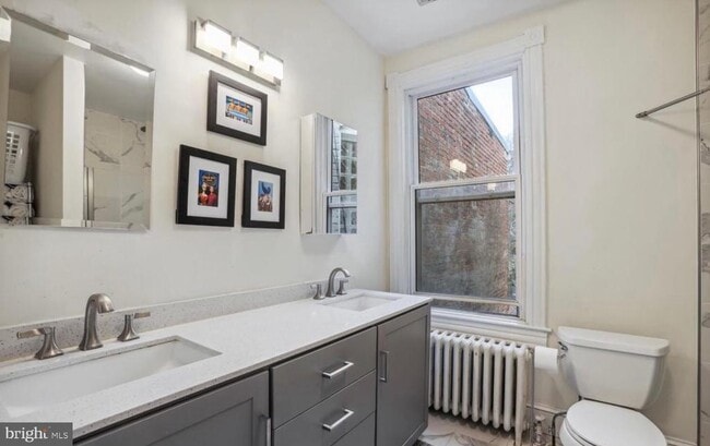 Building Photo - 726 3rd St NE