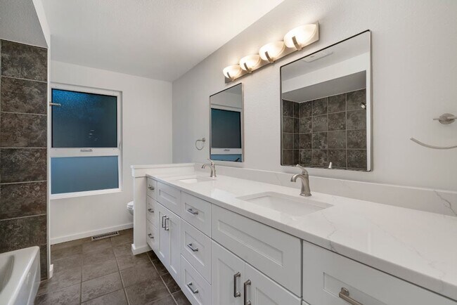 Building Photo - A Spacious Home in the Prestigious Sahalee...