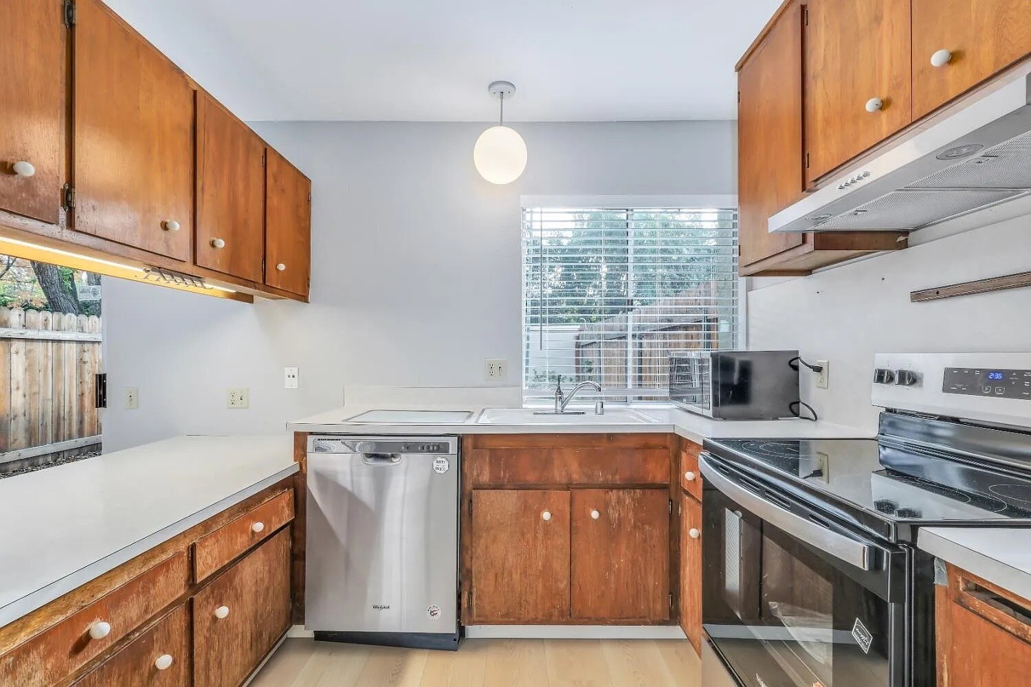 Building Photo - 1574 Drake Dr