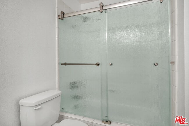 Building Photo - 406 N Oakhurst Dr