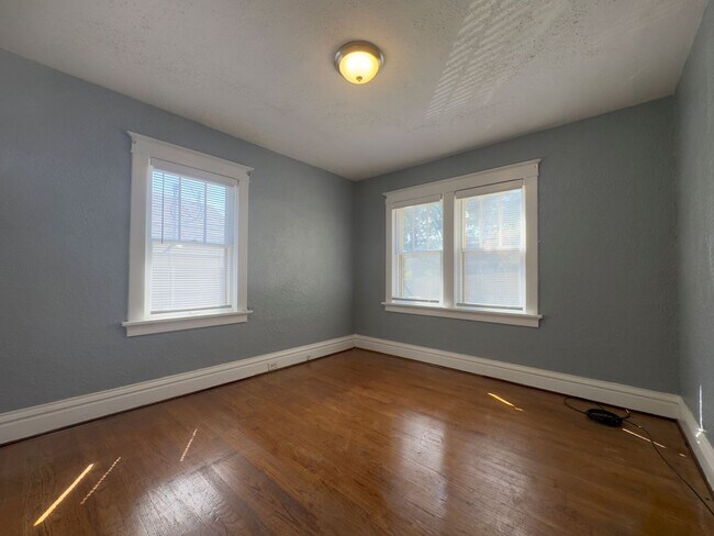 Building Photo - Charming 2-bedroom, 1-bath home featuring ...
