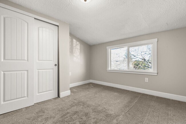 Building Photo - 8334 SE Taylor Ct