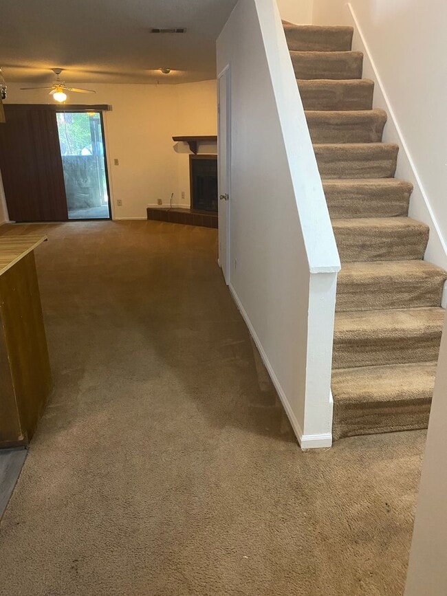 Building Photo - Cozy 2-Bedroom Townhome: Affordable Comfor...