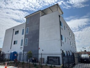 Building Photo - 226 W 87th St