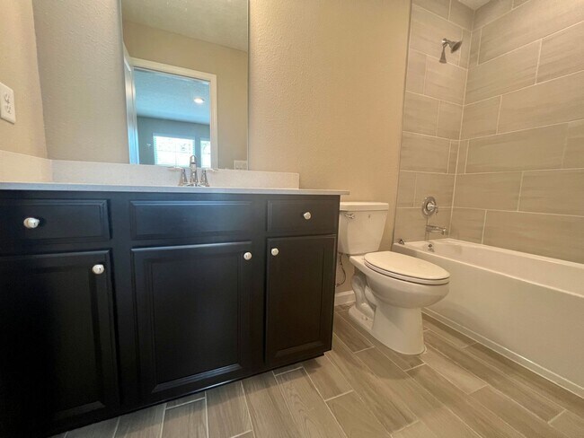 Building Photo - 2 Bedroom 2.5 bath Townhome in Beachwalk!