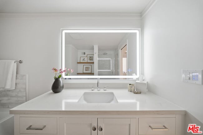 Building Photo - 2160 Century Pk E