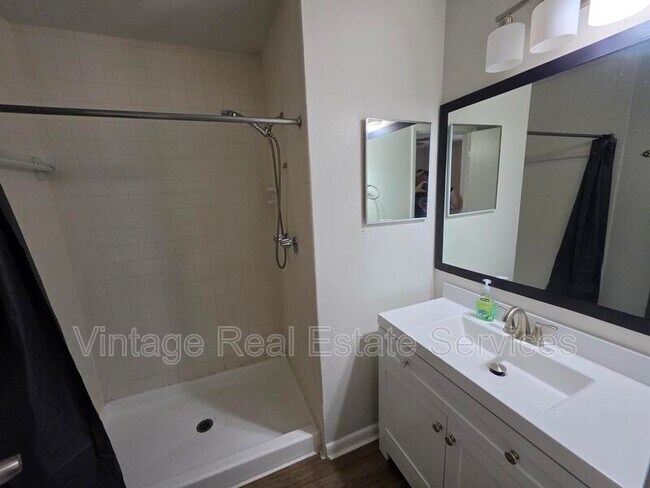 Building Photo - 851 Creekway Ct