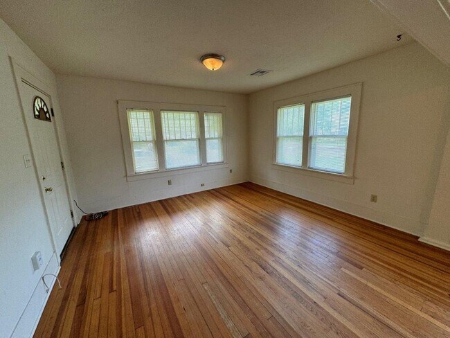 Building Photo - Tons of possibilities here!  3 bedrooms pl...