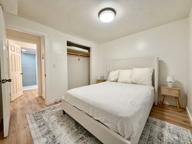 Building Photo - 8758 Oak Park Cir