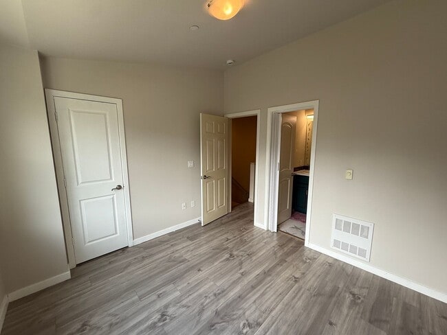 Building Photo - Experience Comfortable Living at The Camde...