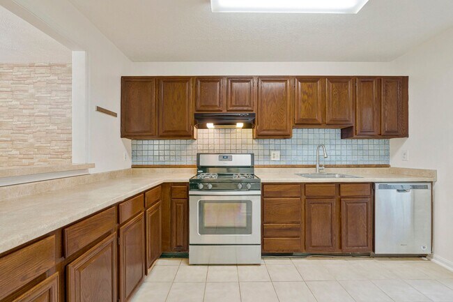 Building Photo - Bright & Cheery 2 BR 2 Bath Unit Available...