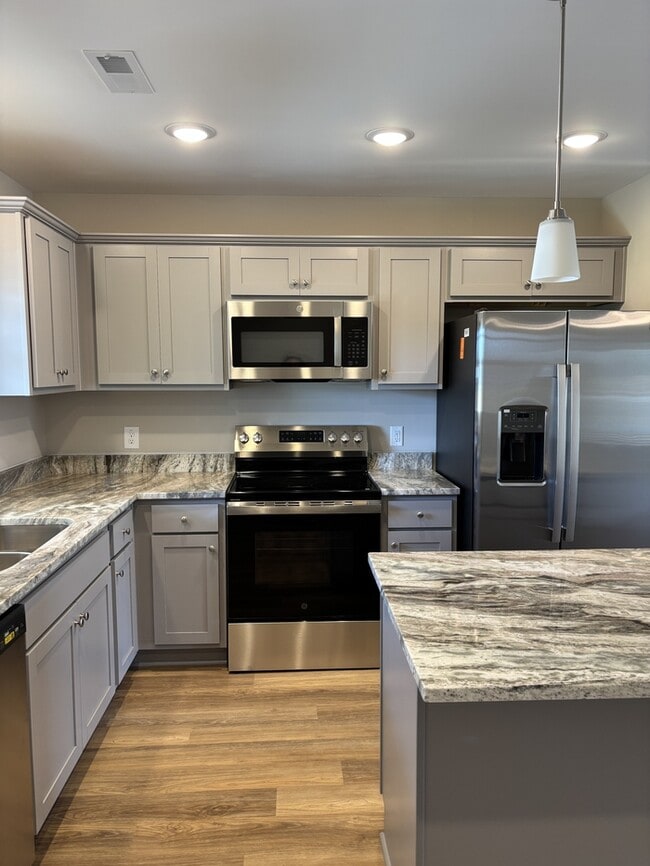 Building Photo - 102 Bradfield Cir