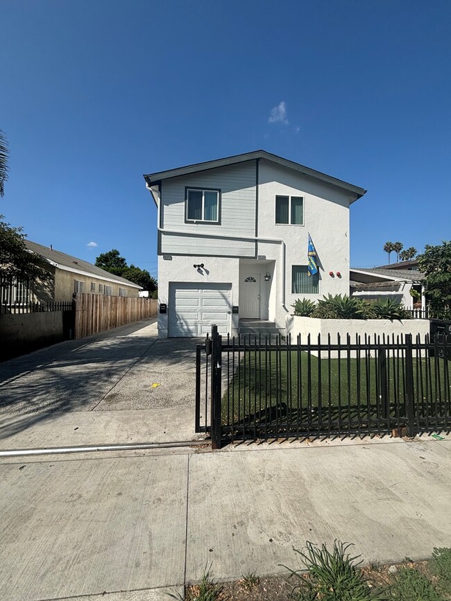 Building Photo - 347 E 107th St