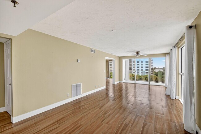 Building Photo - 3901 S Flagler Dr