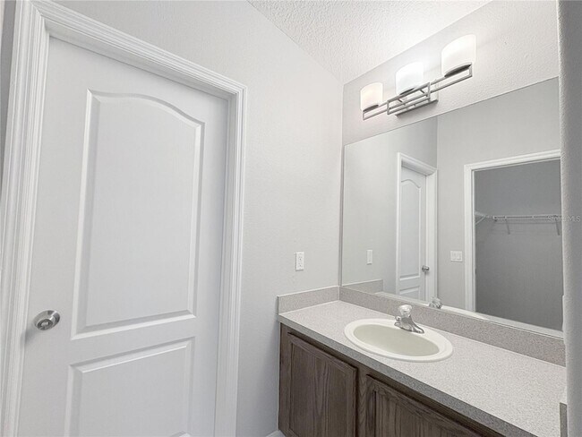 Building Photo - 1976 The Oaks Blvd