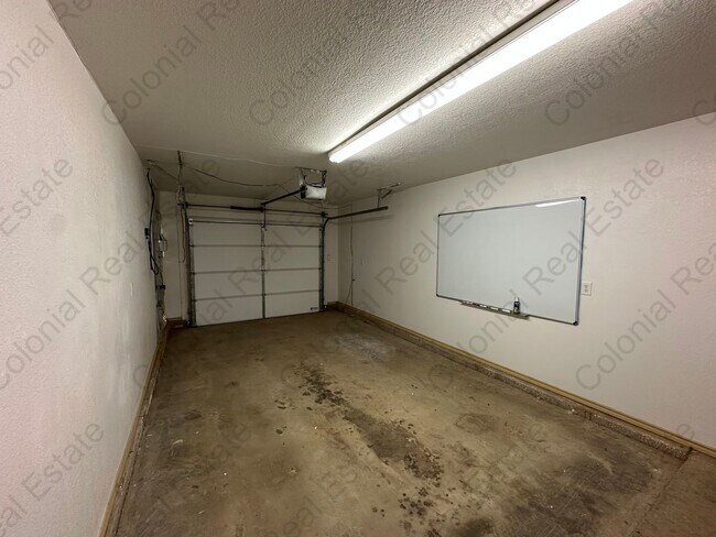 Building Photo - Beautiful 3 bedroom 2 bathroom home.