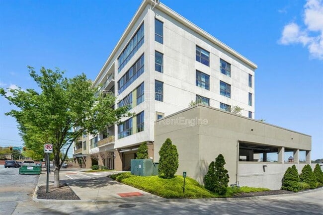 Building Photo - 563 Memorial Dr SE