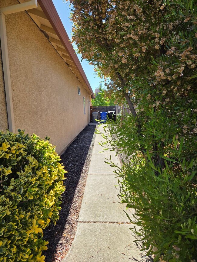 Building Photo - Broadstone - 3bdrm, 2 bath - Close to Shopping, Park & Schools!